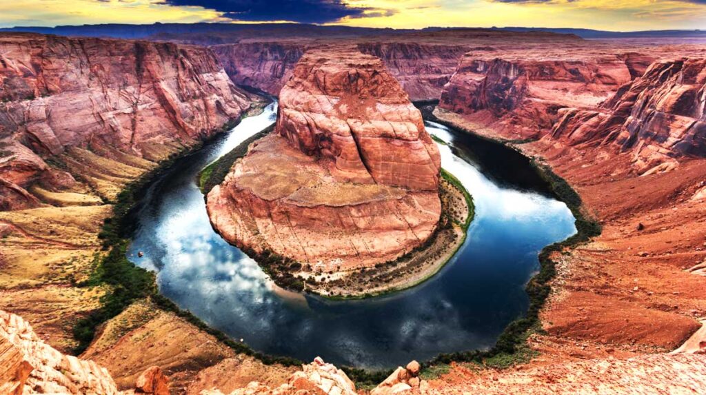 Overlooking view of the horseshoe bend in Colorado River