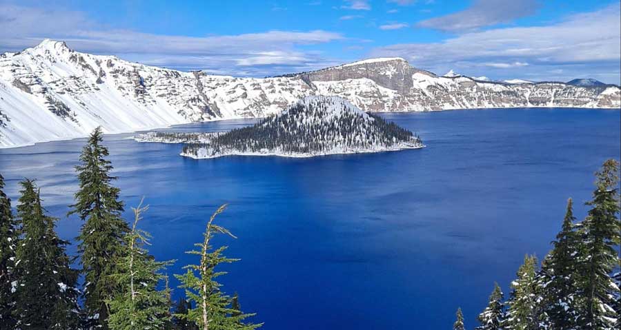 View from the Crater Lake under the clear blue sky during winter