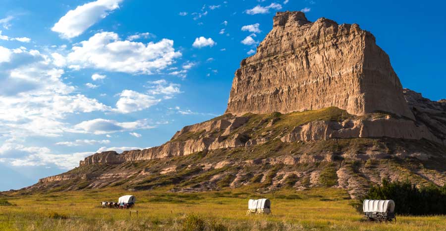 View of wagons passing by the Scotts Bluff National Monument
