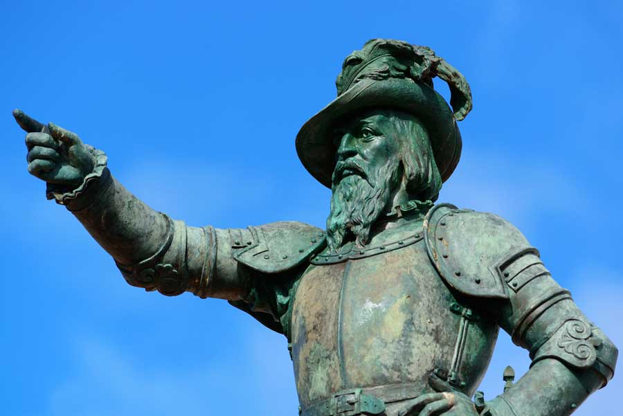 The statue of Juan Ponce de León under the clear blue sky